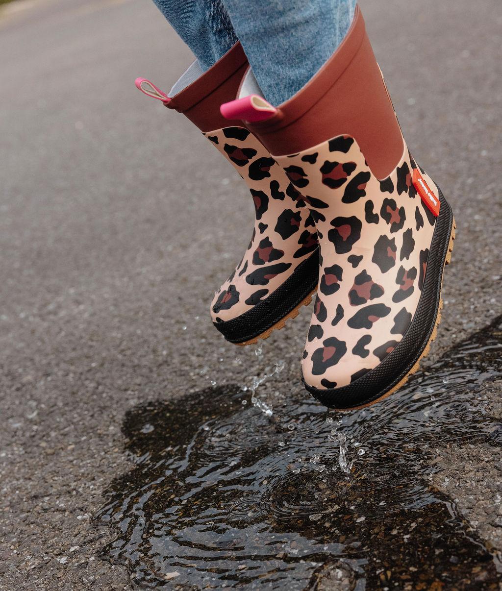Botas de chuva infantis castanhas com estampado leopard e sola preta Hello Hossy