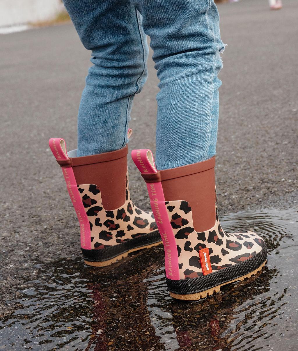botas de chuva infantis com estampado leopard castanho e preto, detalhes rosa Hello Hossy
