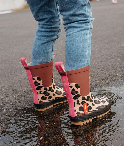 botas de chuva infantis com estampado leopard castanho e preto, detalhes rosa Hello Hossy