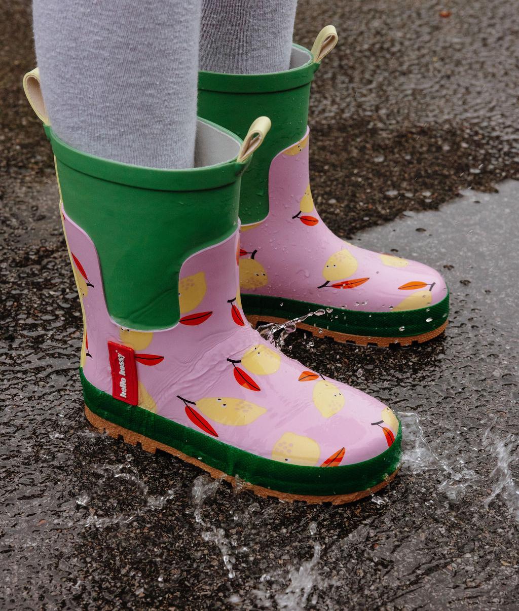 Criança a usar as botas de chuva Lemony – vista de 3/4 – Hello Hossy