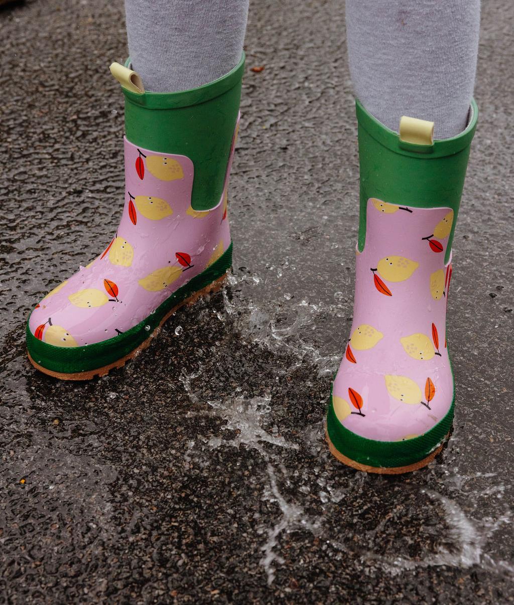 Botas de chuva Lemony usadas por uma criança - foto lifestyle - Hello Hossy