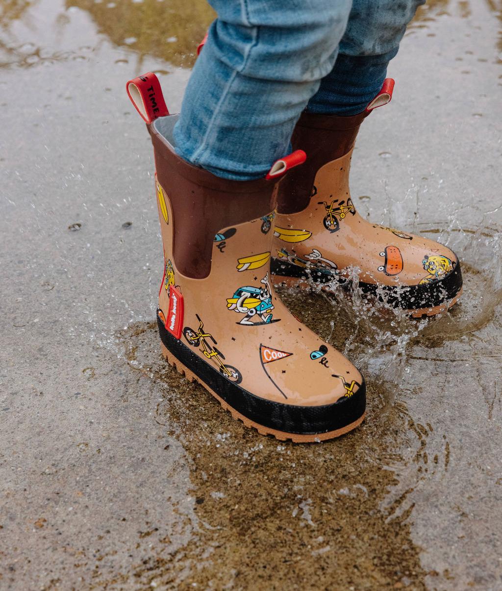 Menino a usar as botas de chuva Mascots Ride – vista de 3/4 – Hello Hossy