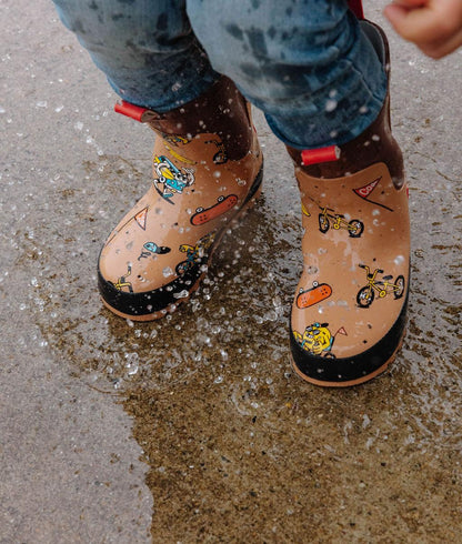 Botas de chuva Mascots Ride usadas por uma criança – foto lifestyle – Hello Hossy
