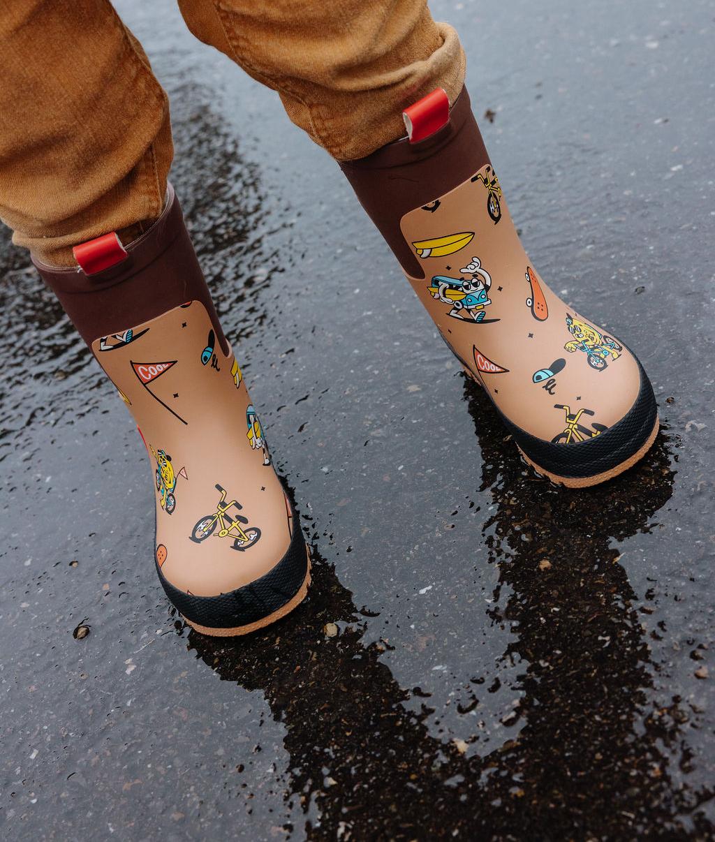 Criança a usar as botas de chuva Mascots Ride – vista de frente – Hello Hossy