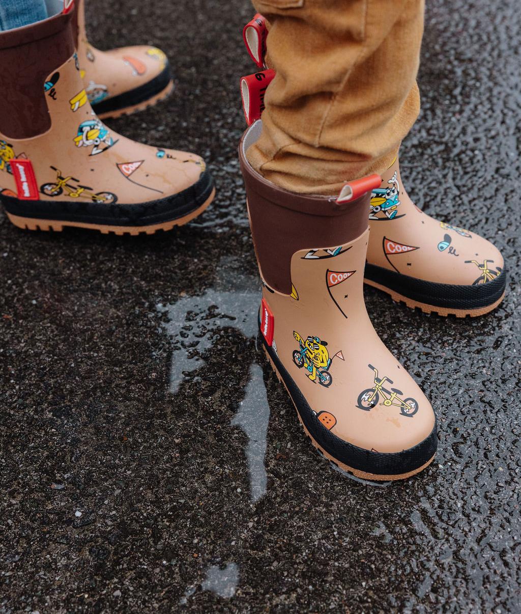 Duo de crianças a usar as botas de chuva de borracha Mascots Ride - foto lifestyle - Hello Hossy