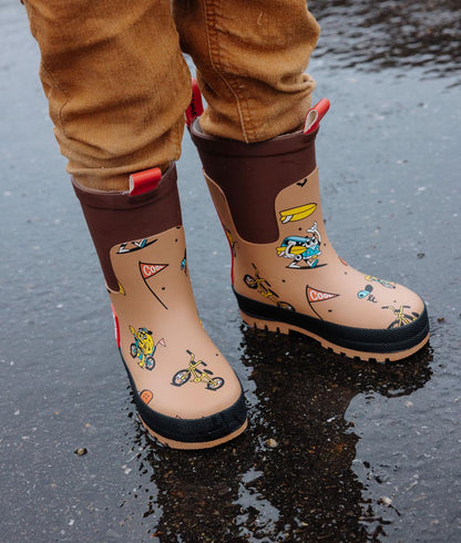 Criança com botas de chuva impermeáveis Mascots Ride - vista de 3/4 - Hello Hossy