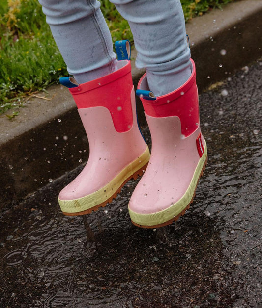 Criança a usar as botas de chuva Pinkfly – vista de 3/4 – Hello Hossy