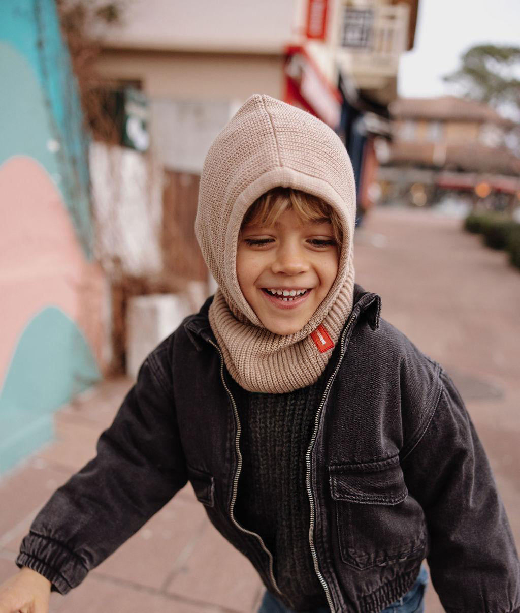 Balaclava de malha bege Hoody Latte usada por um menino – vista frontal – Hello Hossy