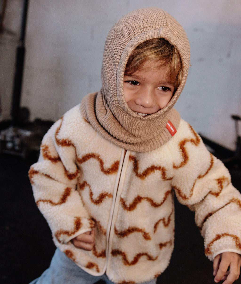 Balaclava de malha Hoody Latte usada por um rapaz – look de inverno – Hello Hossy