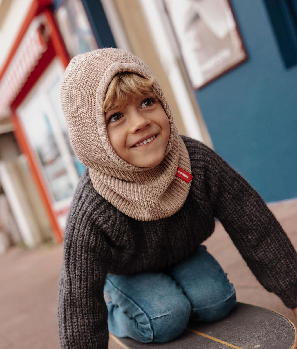 Rapaz a usar a balaclava Hoody Latte – foto lifestyle – Hello Hossy