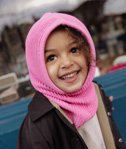 Balaclava de malha rosa Hoody Lila usada por uma menina – vista de frente – Hello Hossy