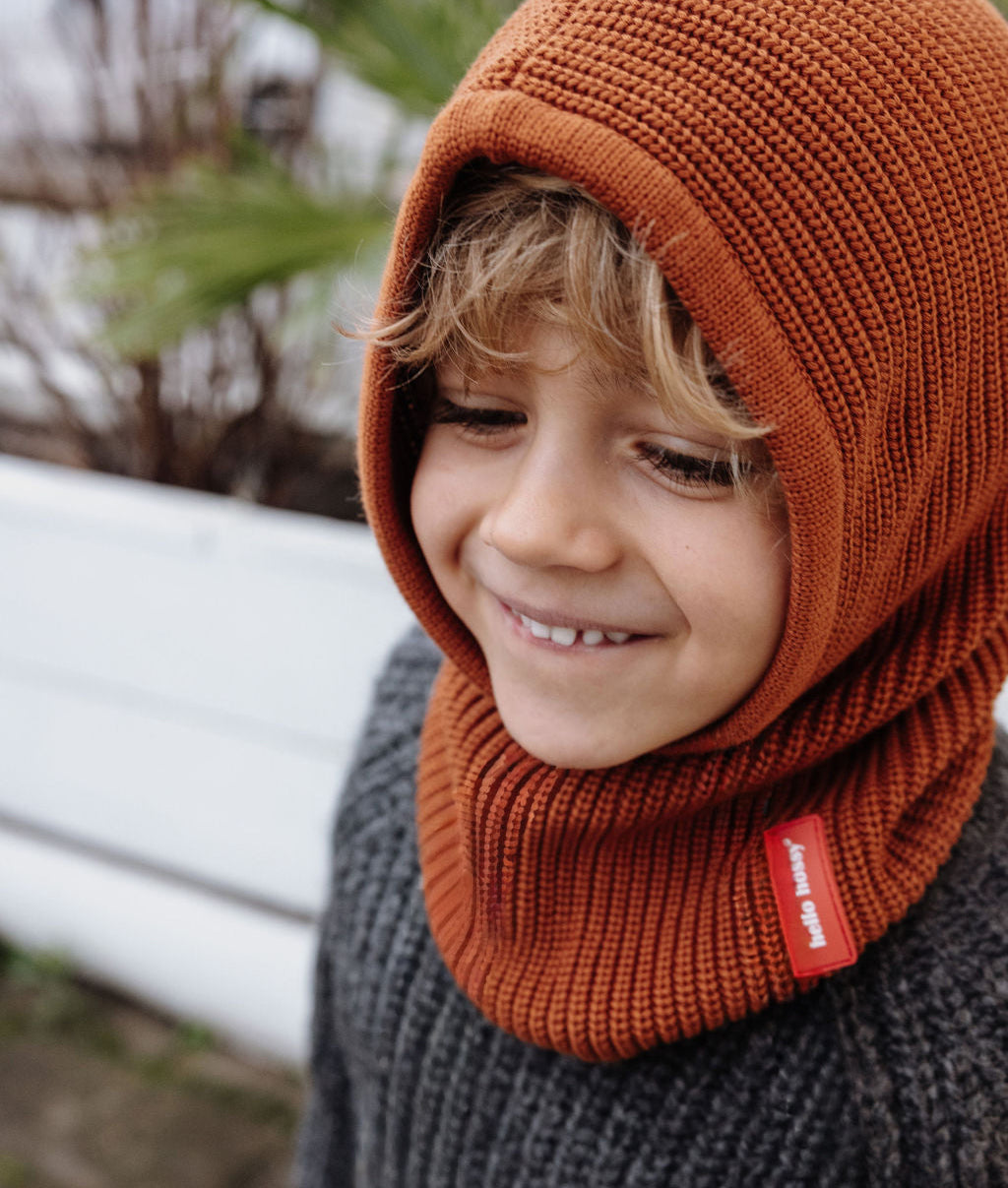 Criança com balaclava de malha Hoody Nut – vista de 3/4 – foto lifestyle – Hello Hossy