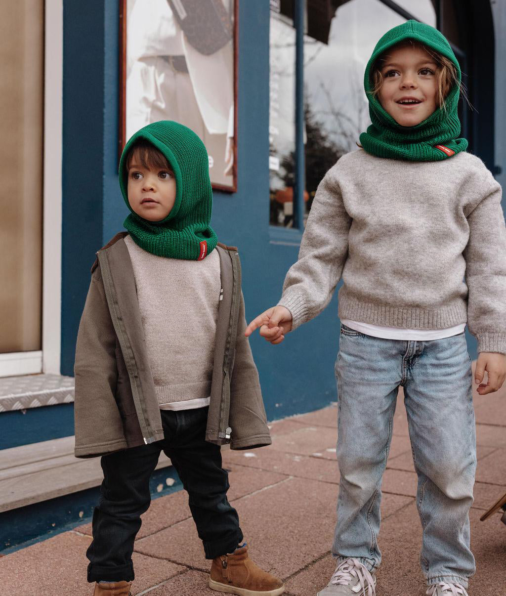 Duas crianças com balaclava de malha verde Hoody Pine - vista de frente - foto lifestyle - Hello Hossy