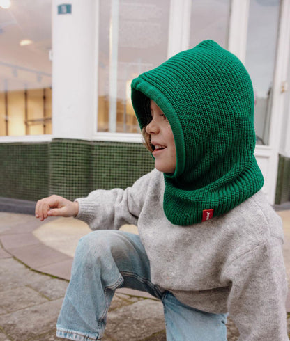 Balaclava de malha Hoody Pine usada por uma menina – look descontraído – Hello Hossy