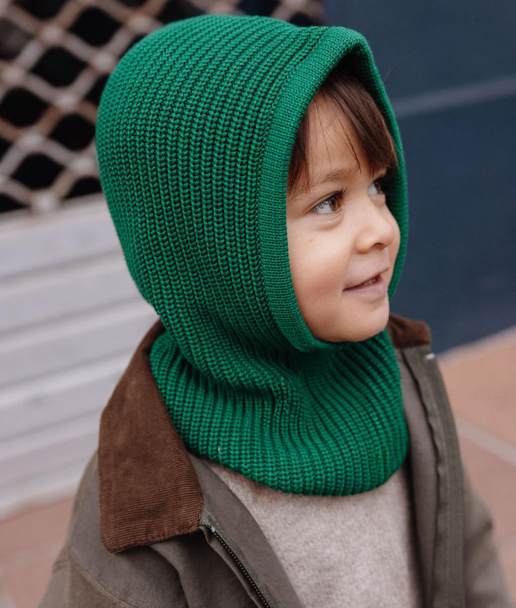 Criança a usar a balaclava de malha Hoody Pine – vista 3/4 – Hello Hossy