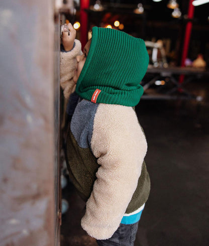 Criança com balaclava de malha Hoody Pine – vista de perfil – foto lifestyle – Hello Hossy