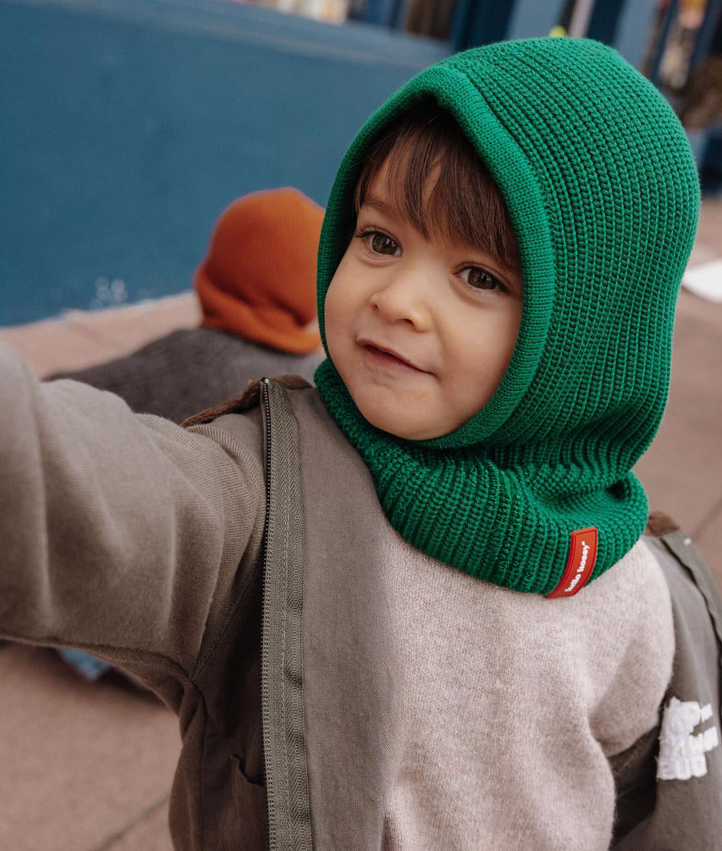 Menino a usar a balaclava verde Hoody Pine – foto lifestyle – Hello Hossy