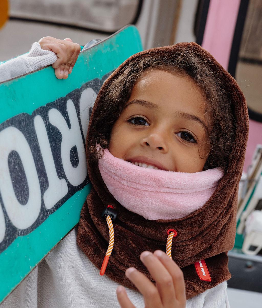 Balaclava infantil castanha e rosa com forro polar e cordões ajustáveis Hello Hossy
