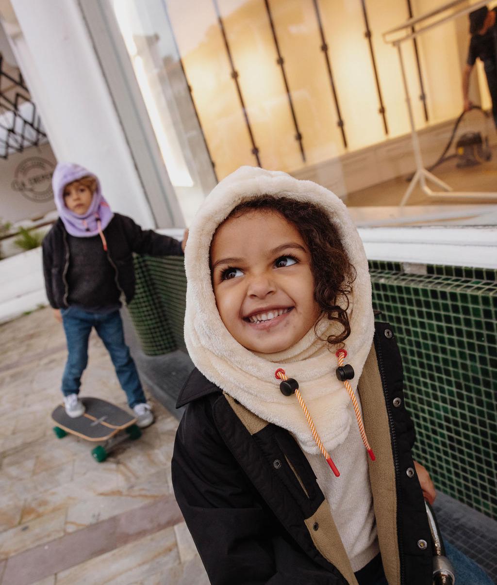 Menina a usar a balaclava Warmy Cream – foto lifestyle – Hello Hossy