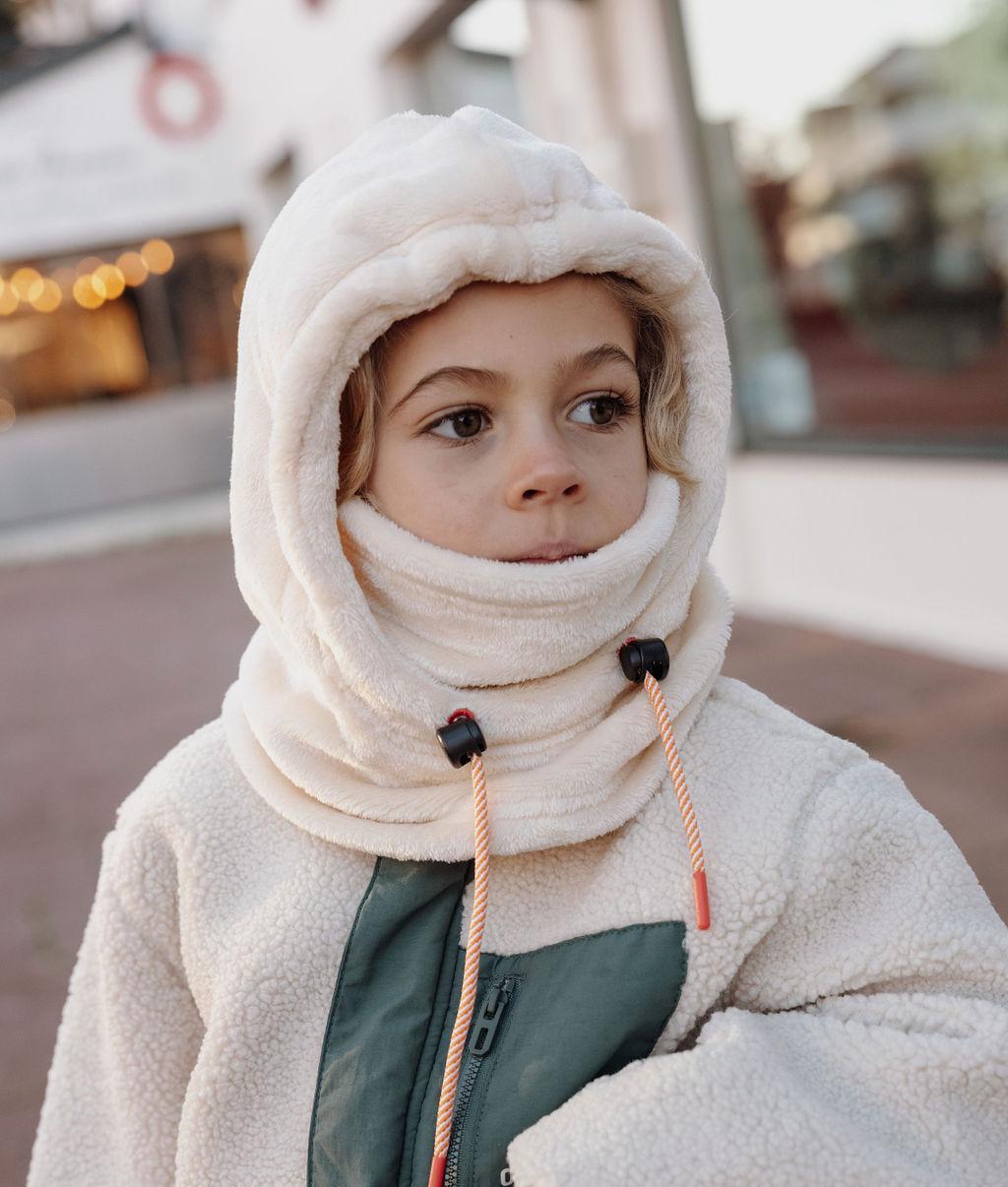 Rapaz com balaclava polar bege Warmy Cream – vista de 3/4 – Hello Hossy