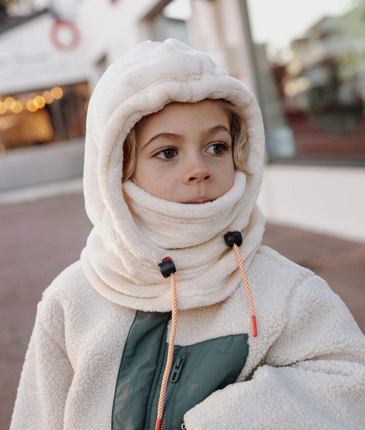 Rapaz com balaclava polar bege Warmy Cream – vista de 3/4 – Hello Hossy