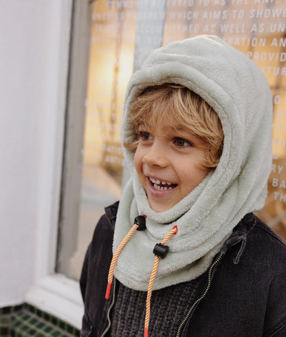 Rapaz a usar a balaclava Warmy Green - vista de 3/4 - look de inverno quente - Hello Hossy