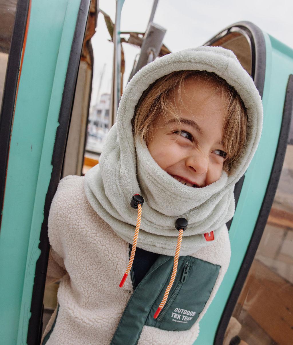 Criança com balaclava polar Warmy Green – vista de frente – foto lifestyle – Hello Hossy