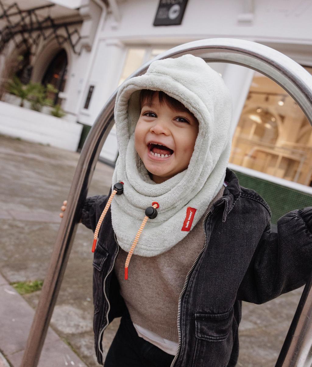 Menino com balaclava polar bege Warmy Green – vista de 3/4 – Hello Hossy