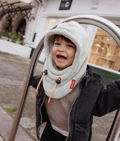 Menino com balaclava polar bege Warmy Green – vista de 3/4 – Hello Hossy