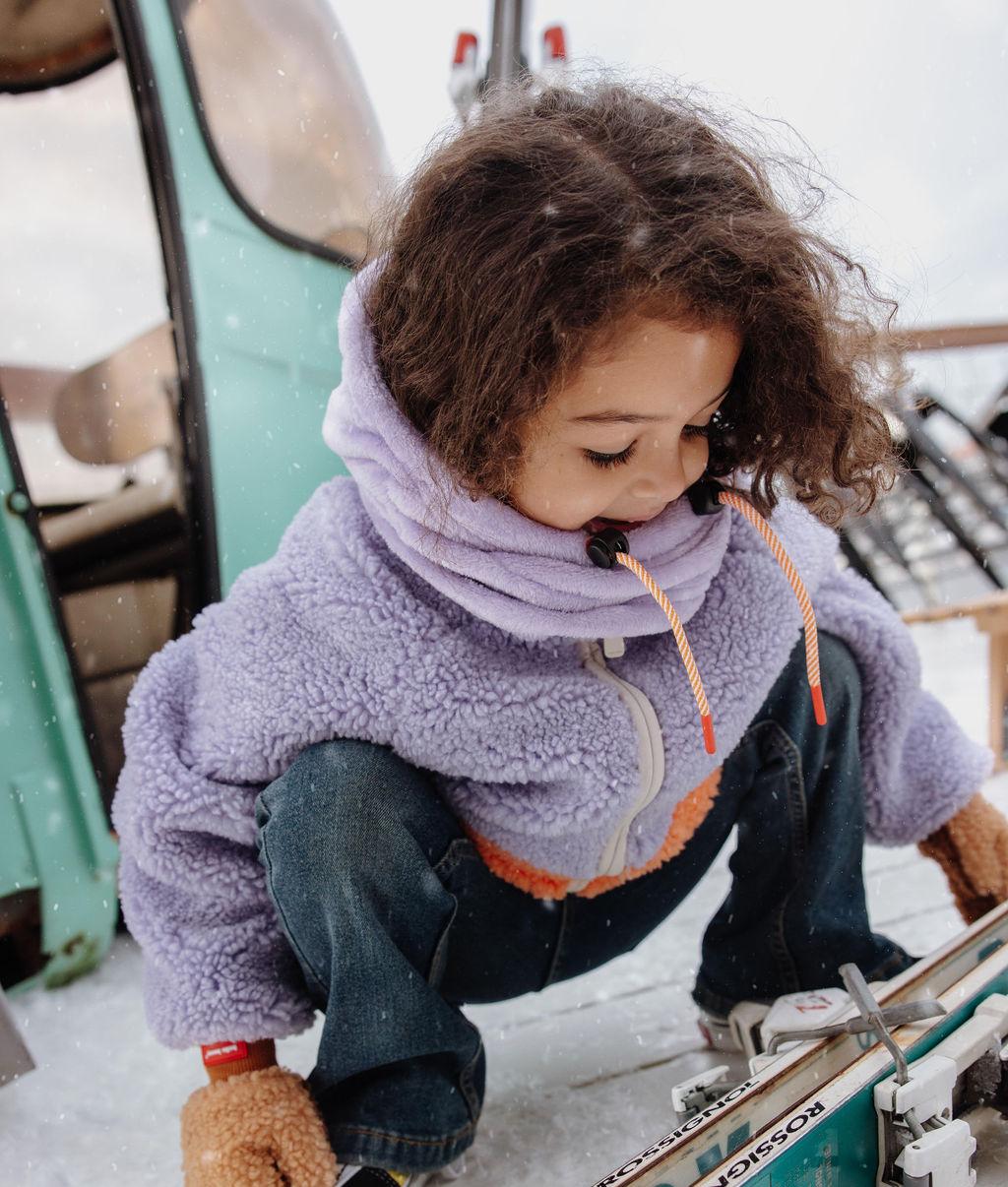 Menina com balaclava Warmy Mauve usada como gola - vista de 3/4 - Hello Hossy