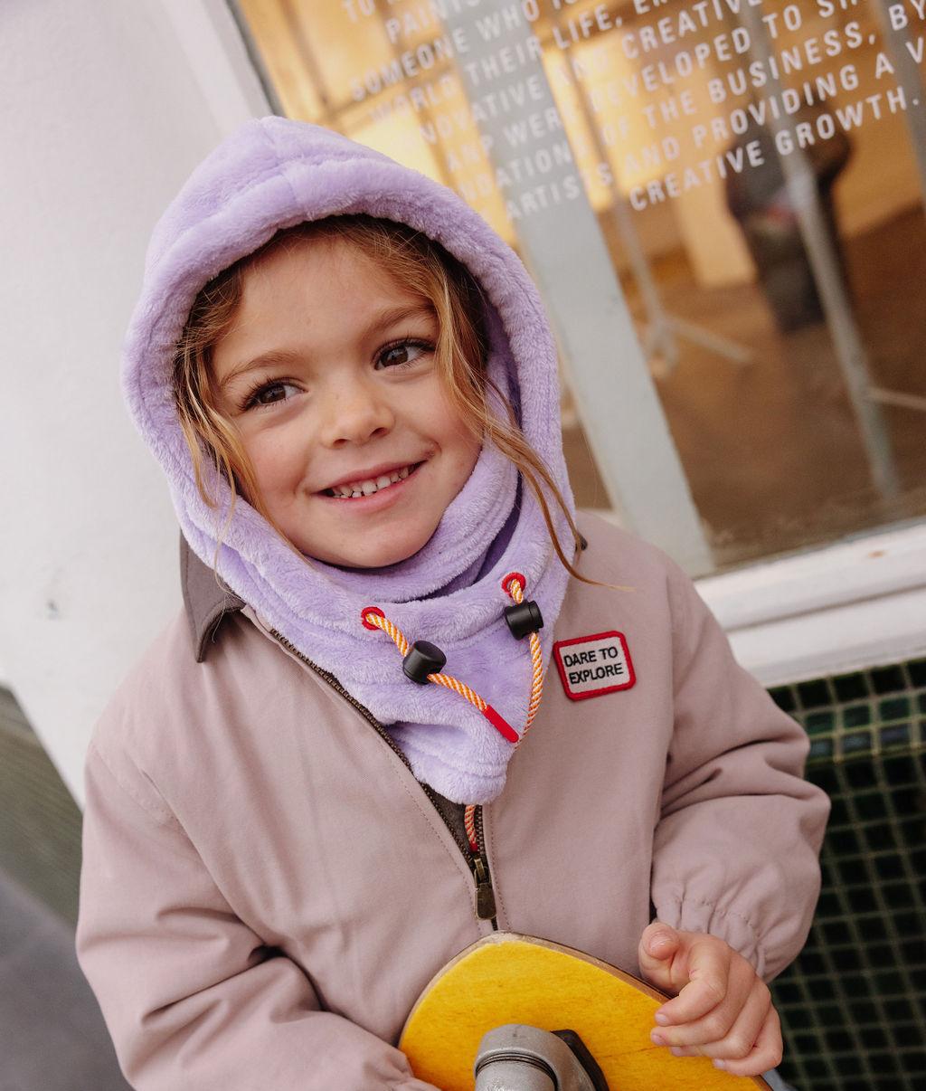 Menina com balaclava Warmy Mauve – vista frontal – foto lifestyle – Hello Hossy