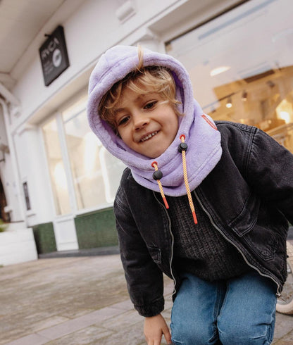 Balaclava em polar lilás Warmy Mauve usada por um menino – vista de 3/4 – Hello Hossy