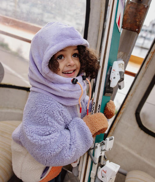 Balaclava em polar Warmy Mauve usada por uma menina – look de esqui – Hello Hossy