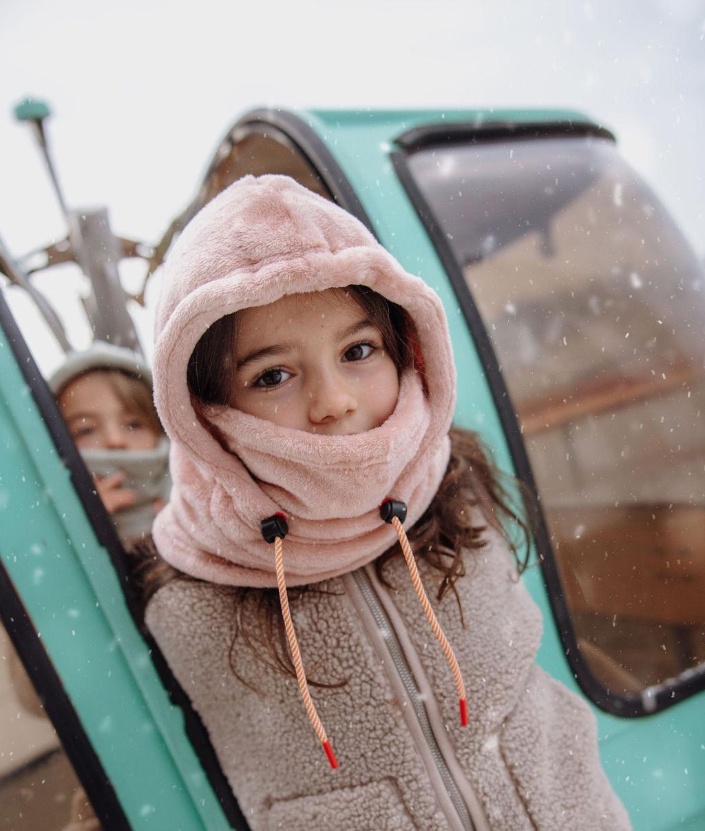 Menina com balaclava polar rosa Warmy Pink – vista de frente – Hello Hossy