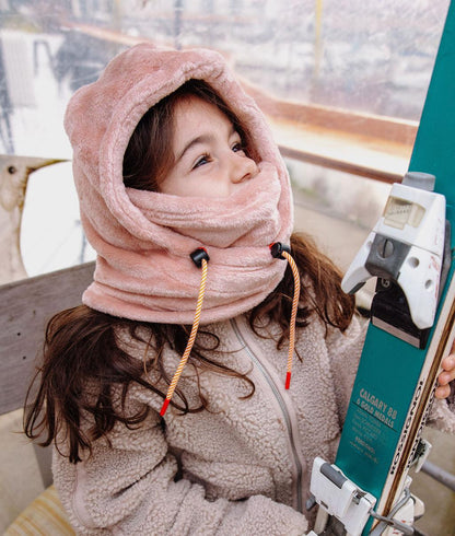 Balaclava em polar Warmy Pink usada por uma menina – look de esqui – Hello Hossy