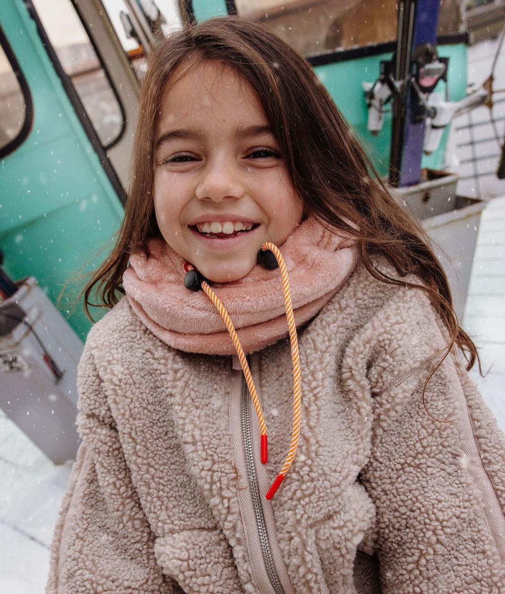 Menina com balaclava Warmy Pink usada como gola - foto lifestyle - Hello Hossy