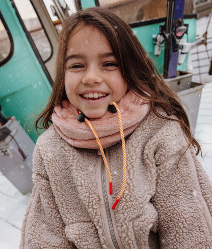 Menina com balaclava Warmy Pink usada como gola - foto lifestyle - Hello Hossy