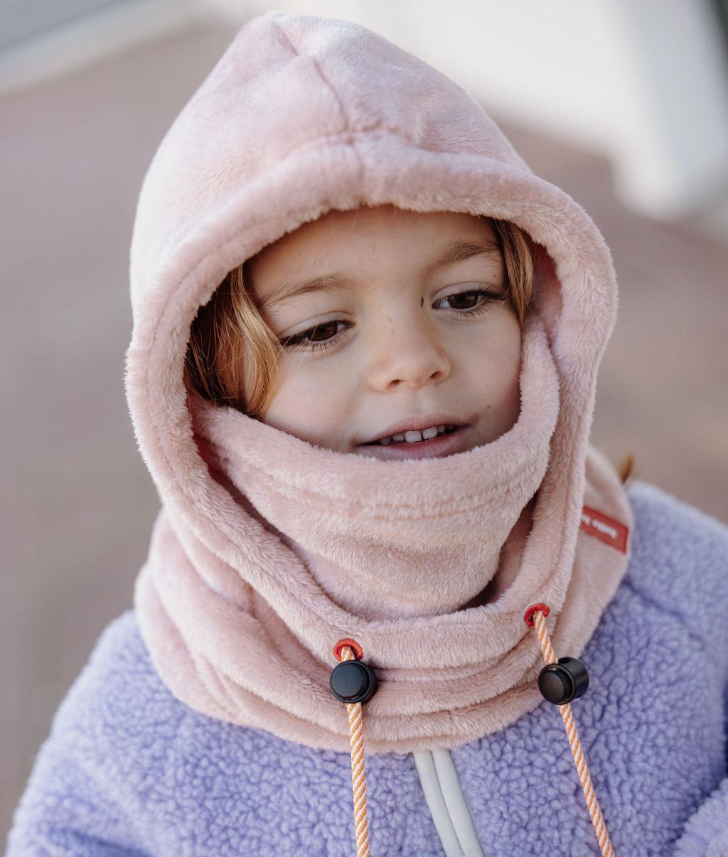 Balaclava em polar rosa Warmy Pink usada por uma menina – vista de frente – Hello Hossy