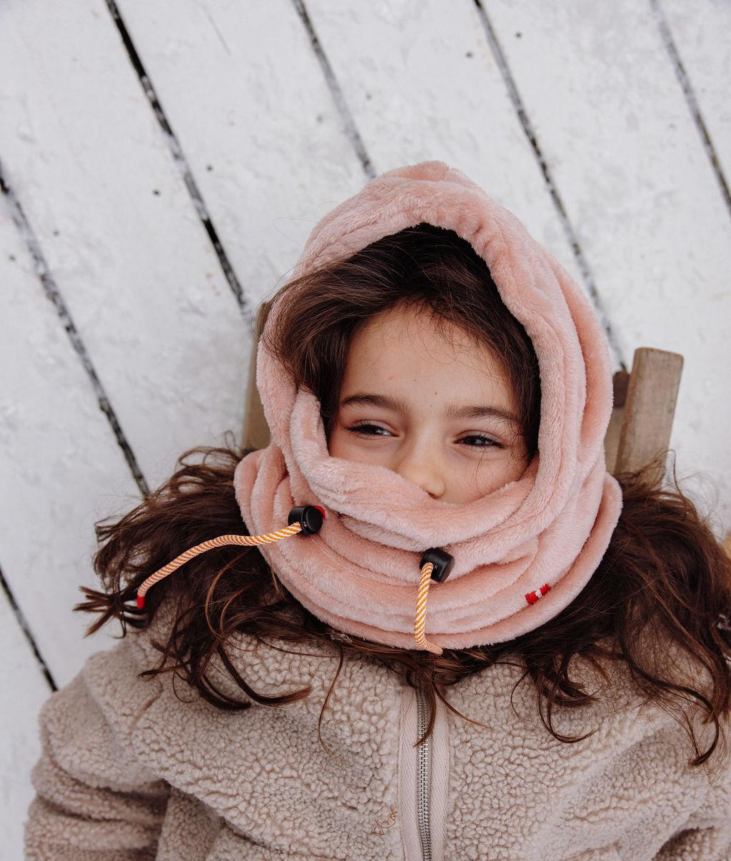 Rapariga a usar a balaclava Warmy Pink – foto lifestyle – Hello Hossy