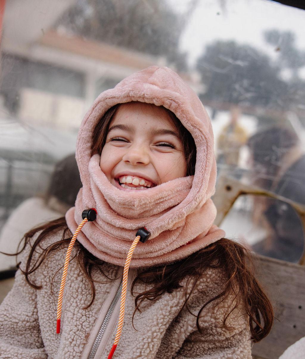 Criança com balaclava em polar Warmy Pink – foto lifestyle – Hello Hossy
