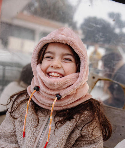 Criança com balaclava em polar Warmy Pink – foto lifestyle – Hello Hossy