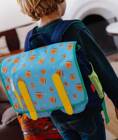 mochila escolar infantil azul com padrão desportivo laranja e detalhes amarelos Hello Hossy