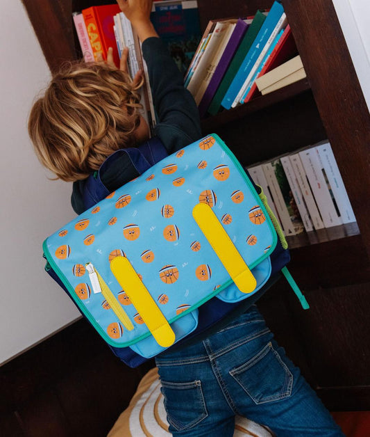 Mochila escolar infantil azul estampada com basquetebol, toques laranja Hello Hossy