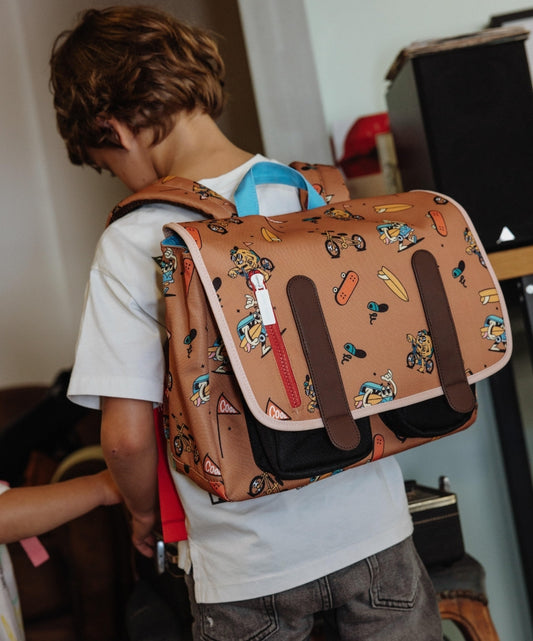 Mochila escolar infantil castanha com padrões de mascote e bicicleta, alças castanhas Hello Hossy
