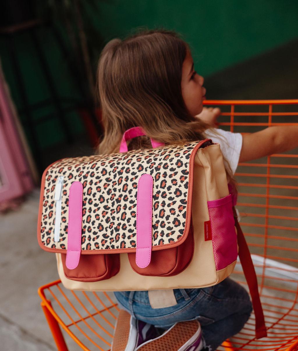 Mochila escolar infantil creme com padrão leopard e bolsos frontais rosa Hello Hossy