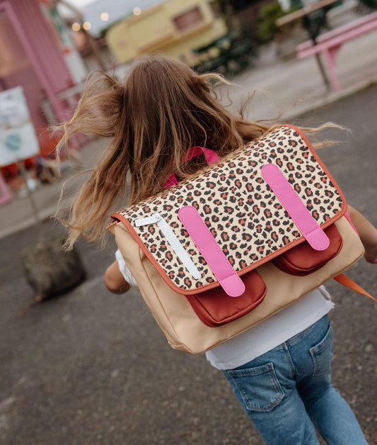 Mochila escolar infantil creme com padrão leopard e alças rosas Hello Hossy