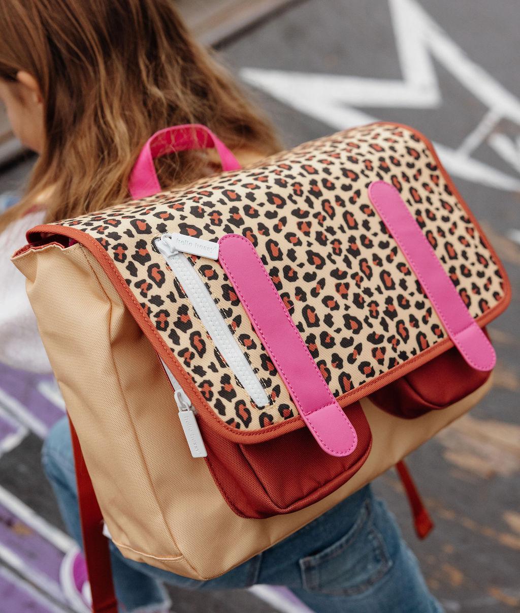 Mochila escolar para criança com padrão leopard creme e castanho, detalhes rosa Hello Hossy