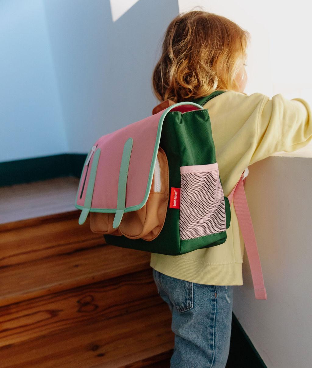 Mochila escolar infantil rosa e verde, detalhes bege, bolsos em rede, Hello Hossy