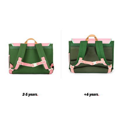 Mochila escolar infantil rosa e verde, detalhes bege, bolsos, vista traseira, comparação de 2 tamanhos Hello Hossy
