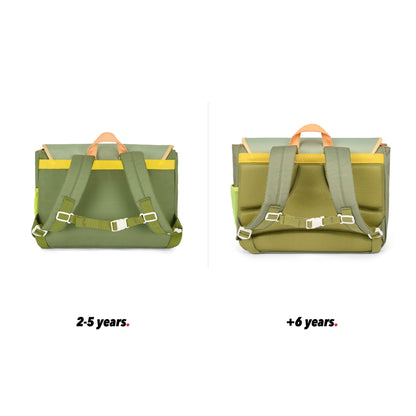 Mochila escolar para criança verde com alças castanhas, bolso, vista traseira, comparação de 2 tamanhos Hello Hossy